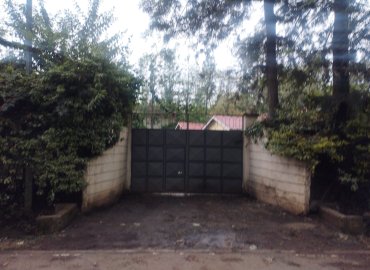 Three bedrooms and two bedrooms bungalows On half an acre compound each, For sale.